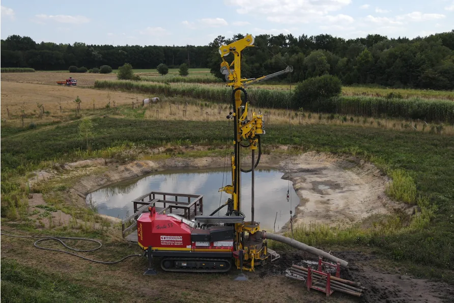 Bohrgerät bei Brunnenbauarbeiten